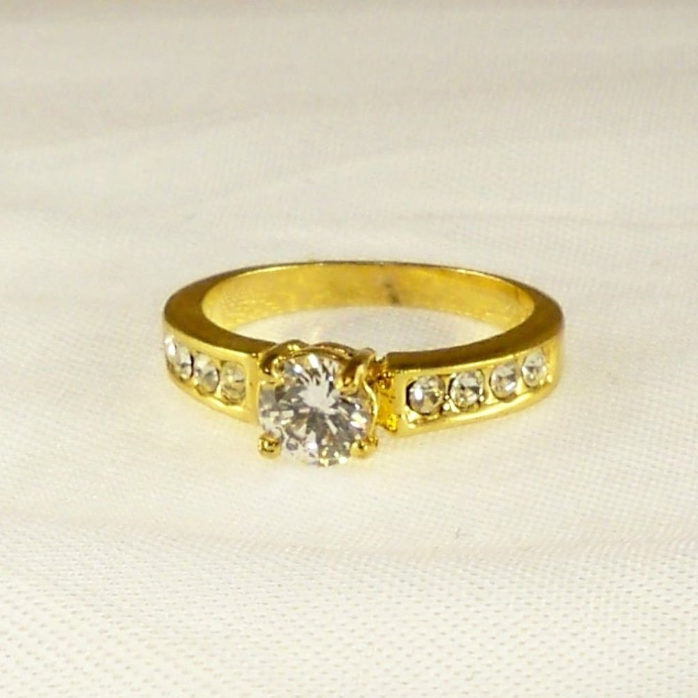 New Round Cut Cubic Zirconias Gold Engagement Ring